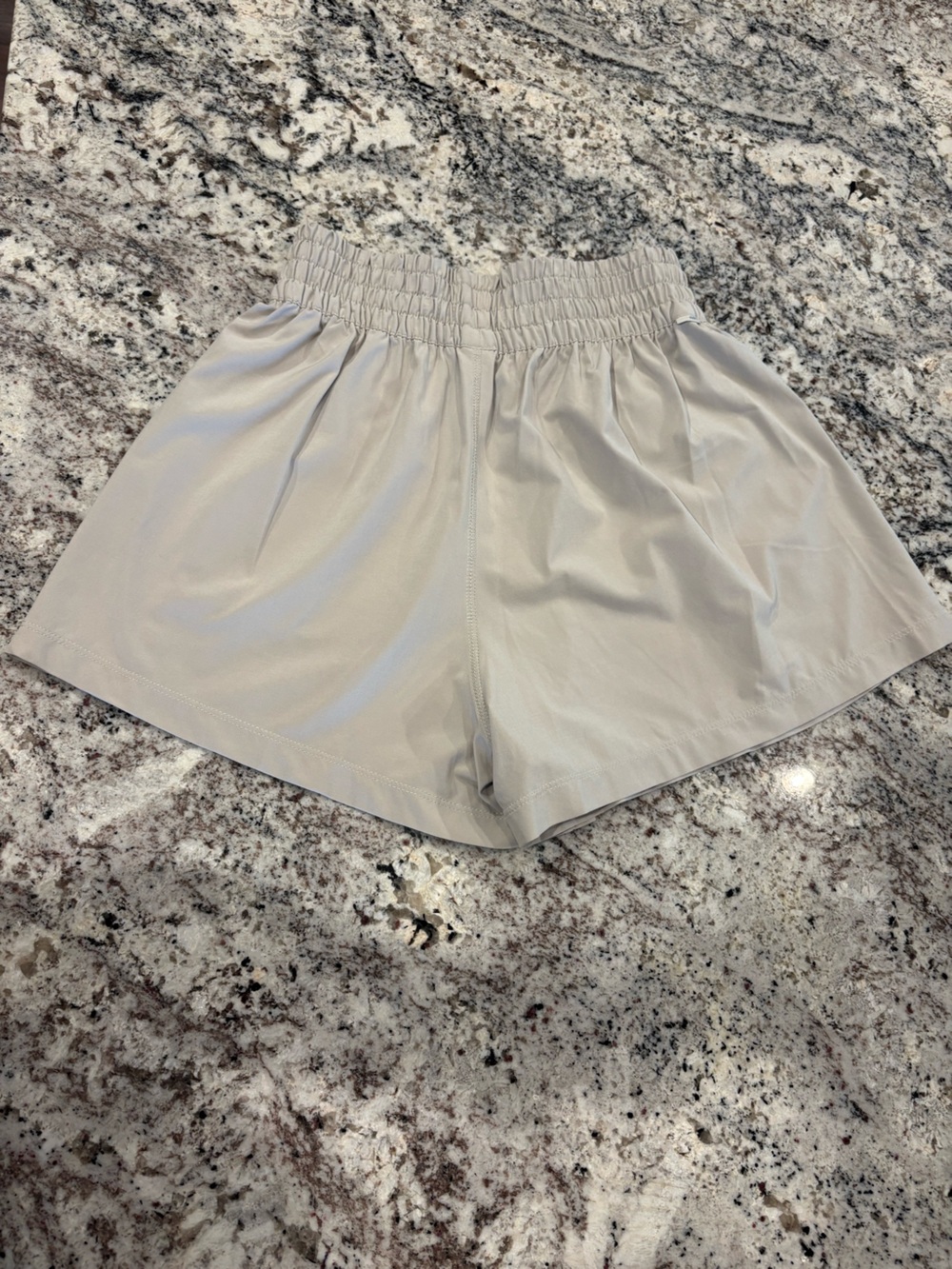Vuori High-Rise Elastic Waist Women's Shorts in Light Beige/ Grey - Picture 2 of 4